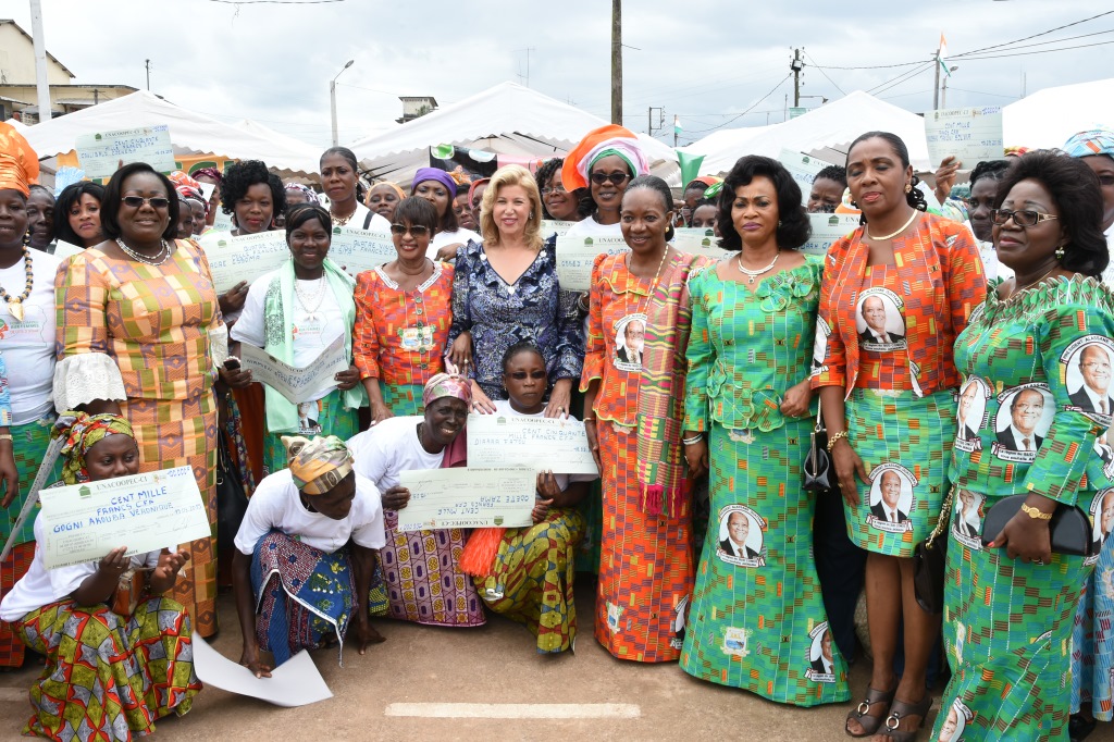 Remise de dons et de chèques du FAFCI à ABOISSO Dominique Ouattara