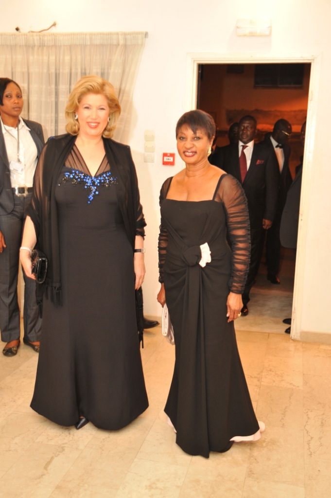 Mme Dominique Ouattara en compagnie de Mme Henriette Bedie présidente de long