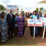 Mme Dominique Ouattara avec les comités villageois de gestion des pompes