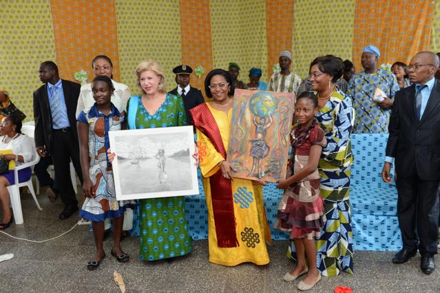 Une Photo de famille avec ma soeur Mme Yayi  Boni et des pensionnaires