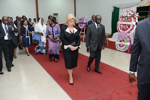 La Première Dame,  Mme Dominique Ouattara a rendu un dernier hommage à Mme Jouhair-Mobio
