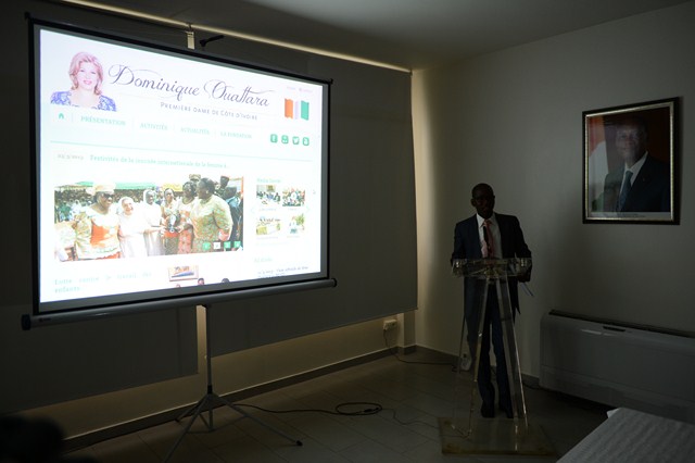 Le Directeur de la communication présentant le site internet de la Première Dame, Mme Dominique Ouattara