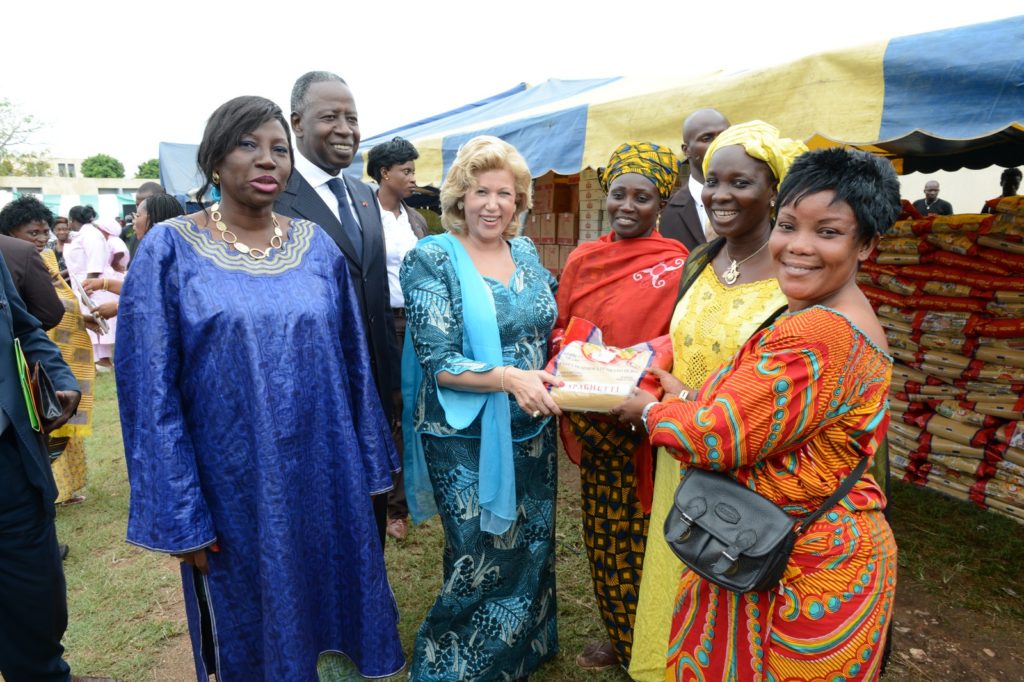 La Première Dame, Mme Dominique Ouattara a offert des vivres et des non-vivres aux femmes d'Abobo
