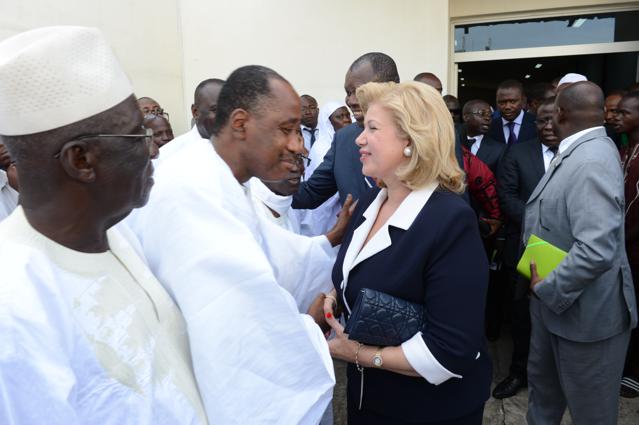 Mme Dominique Ouattara reconfortant le Ministre Amadou Gbon Coulibaly