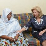 Madame Dominique Ouattara reconforte Madame nimaga