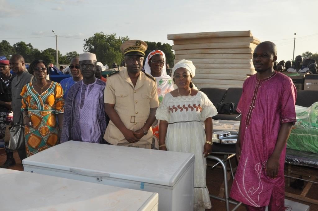 La Première Dame, Mme Dominique Ouattara a offert des présents à toutes les couches défavorisées de M'Bengué