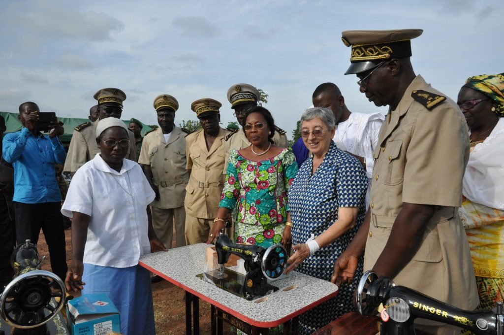 La Premiére Dame, Mme Dominique Ouattara a offert des équipements pour les centres de formation féminine