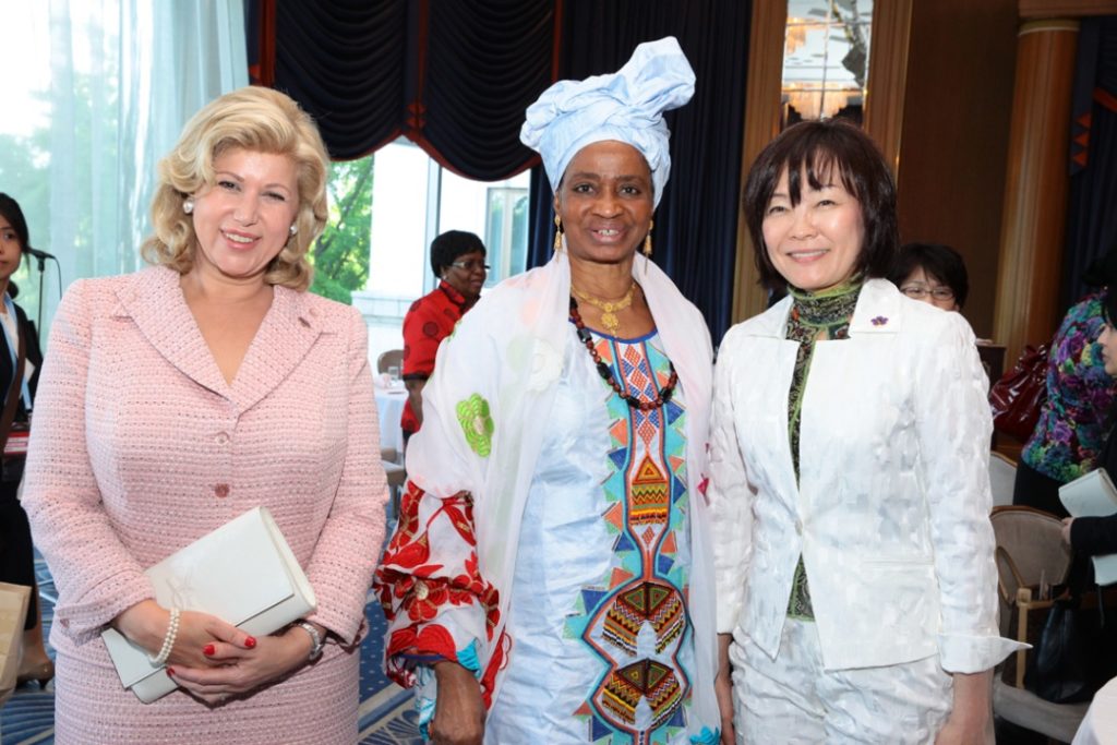 la_premire_dame_mme_dominique_ouattara_en_compagnie_de_la_premire_dame_du_mali_mme_dioncounda_traorr_et_lrpouse_du_premier_ministre_japonais_1.jpg