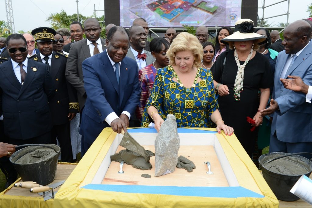Le Président Alassane Ouattara et Mme Dominique Ouattara lors de la pose de la première pierre de l'hôpital mère-enfant de Bingerville