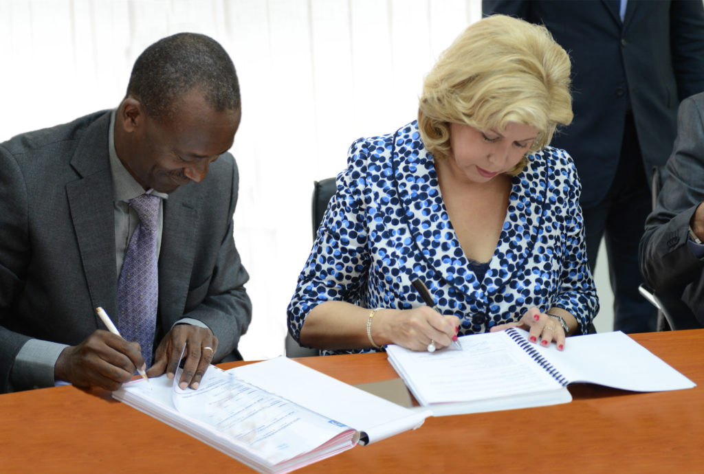 Mme Dominique Ouattara et  le Consortium ivoirien Cauris SC 2 S ont signé le contrat de la construction de l'Hôpital Mère-Enfant de Bingerville