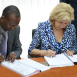Mme Dominique Ouattara et  le Consortium ivoirien Cauris SC 2 S ont signé le contrat de la construction de l'Hôpital Mère-Enfant de Bingerville