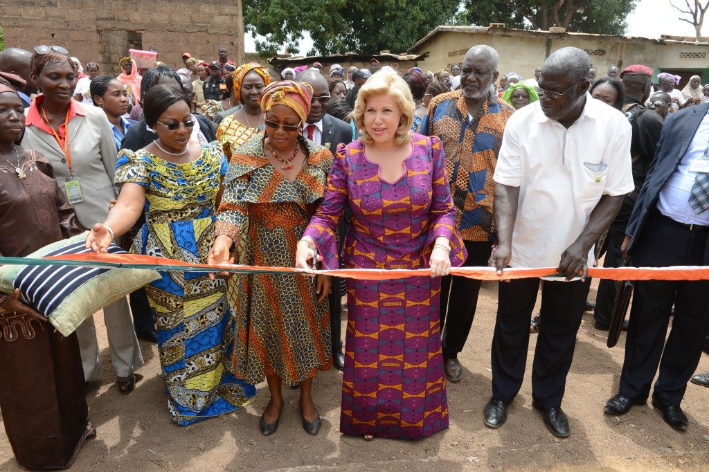 La Premiéère Dame, Mme Dominique Ouattara a inauguré et équipé l'+école maternelle de Kouto