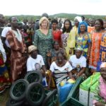 La Première Dame, Mme Dominique Ouattara a offert de nombreux dons aux populations de Lafokpokaha