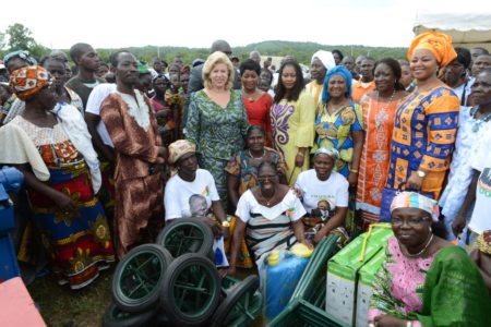 La Première Dame, Mme Dominique Ouattara a offert de nombreux dons aux populations de Lafokpokaha