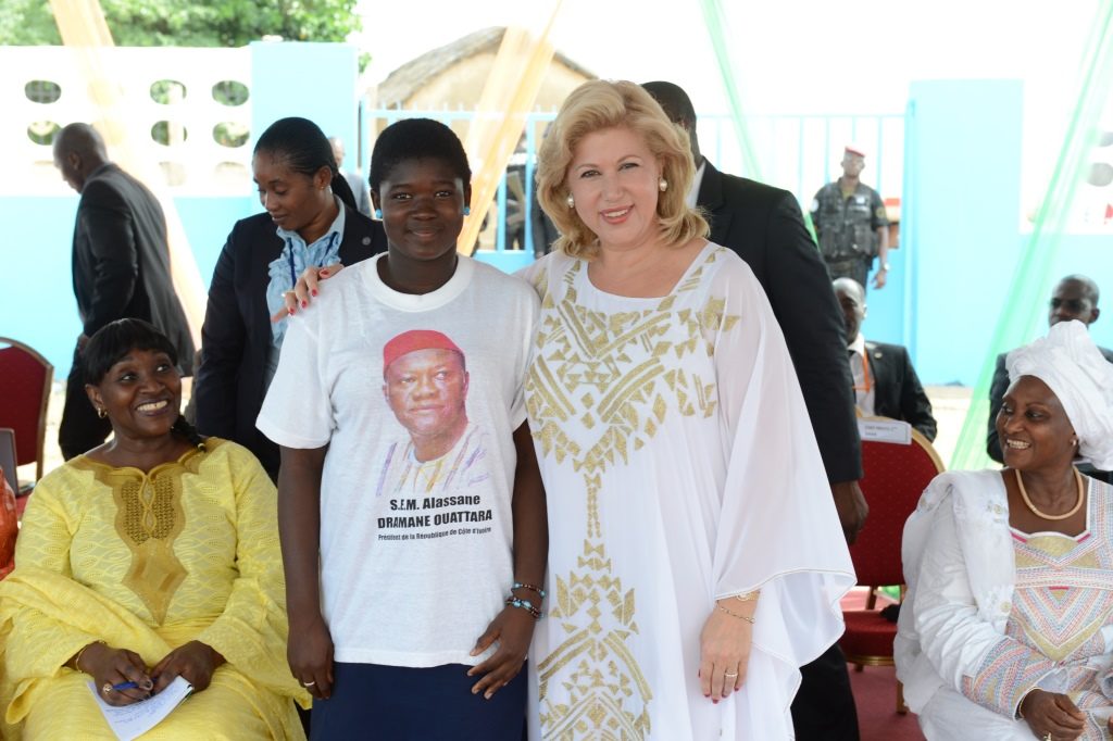 La Première Dame, Mme Dominique Ouattara mise sur l'avenir en apportant son soutien à l'éducation des enfants