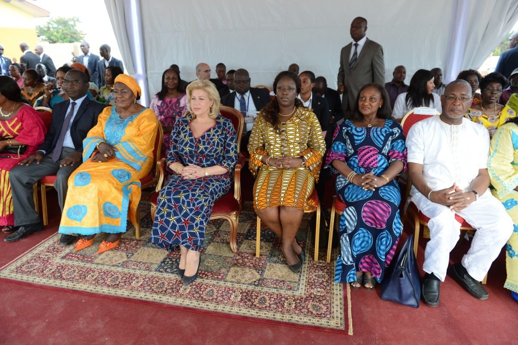 Mme Dominique Ouattara a remis le bibliobus aux enfants de Korhogo