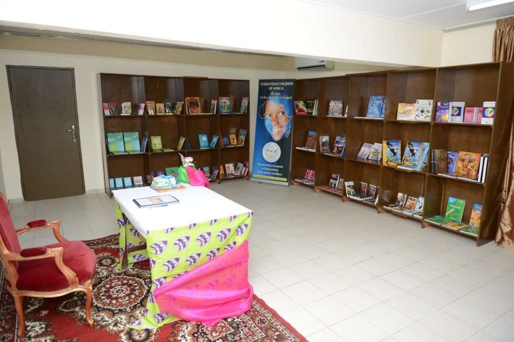 Mme Dominique Ouattara a également équipé la bibliothèque du lycée
