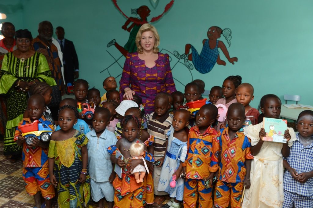 Mme Dominique Ouattara en compagnie des écoliers de l'école de Maternelle de Kouto