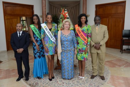 La Première Dame, Mme Dominique Ouattara a reçu en audience les Miss Côte d'Ivoire 2013 et une délégation du COMICI
