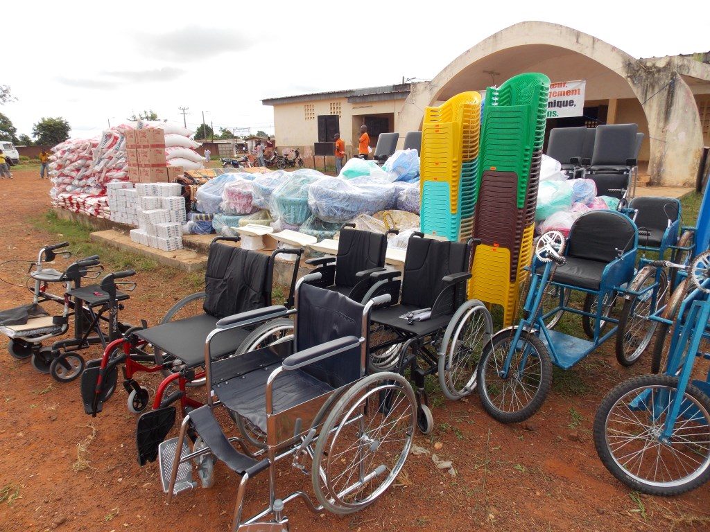 La Première Dame, Mme Dominique Ouattara a offert des fauteuils roulants et des tricycles aux personnes handicapées de la localité