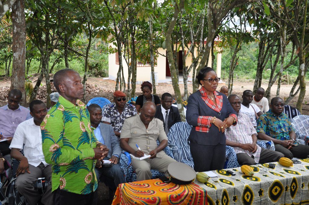 Mme Yao Patricia Sylvie, Secr+®taire Ex+®cutive du CNS a traduit le message de Mme Dominique Ouattara  aux populations d'Abokro