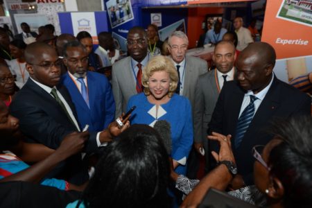 Apr+¿s la visite guid+®e du salon, la Premi+¿re Dame, Mme Dominique Ouattara s'est prétée aux questions des journalistes