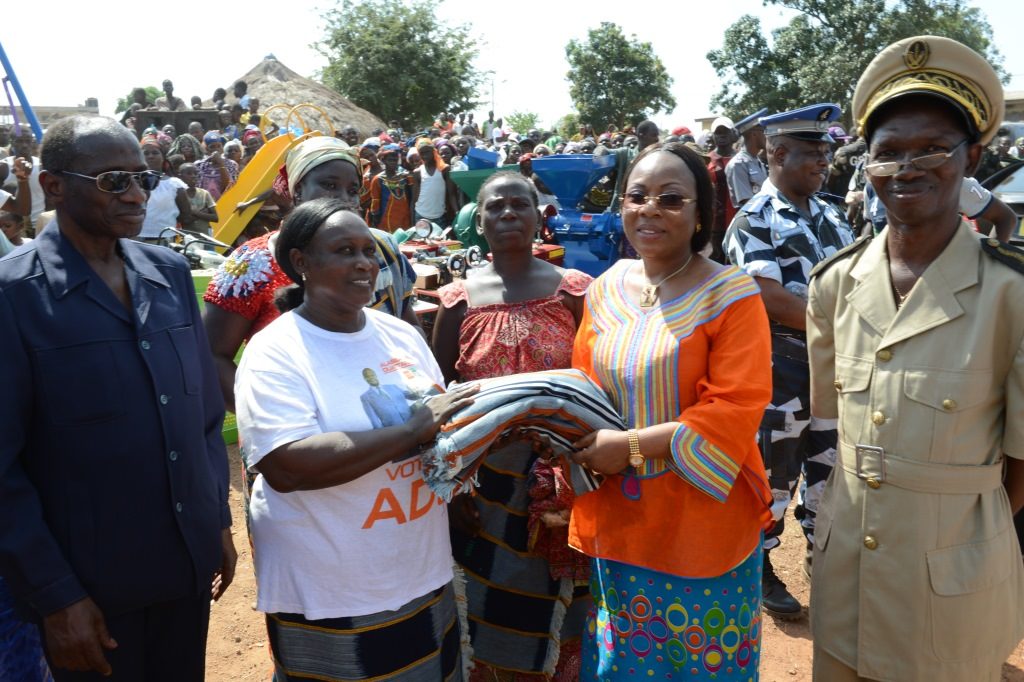 Mme Dominique Ouattara soulage les populations