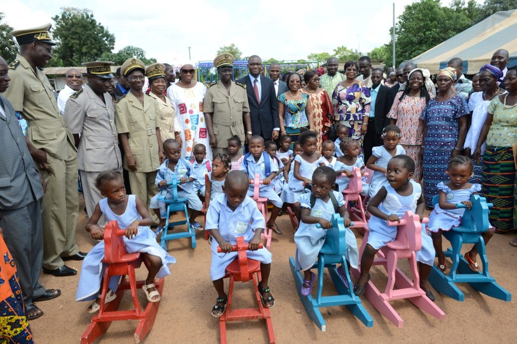 Les tout-petits de l'école maternelle de Béoumi, tout heureux de monter les chevaux en bois offerts par Maman Dominique Ouattara
