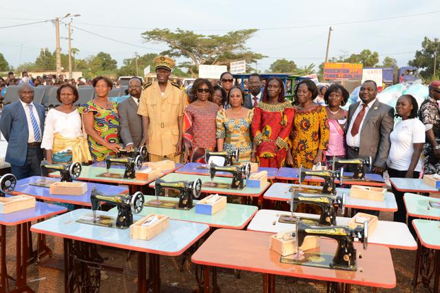 Mme Dominique Ouattara a offert des équipements pour les foyers féminins