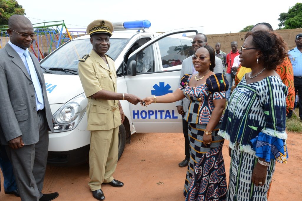 Mme Dominique Ouattara a offert une ambulance +á l'hôpital général de Botro