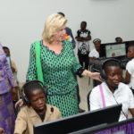 Mme Dominique Ouattara offre une salle multimédia et équipe la bibliothèque du lycée moderne