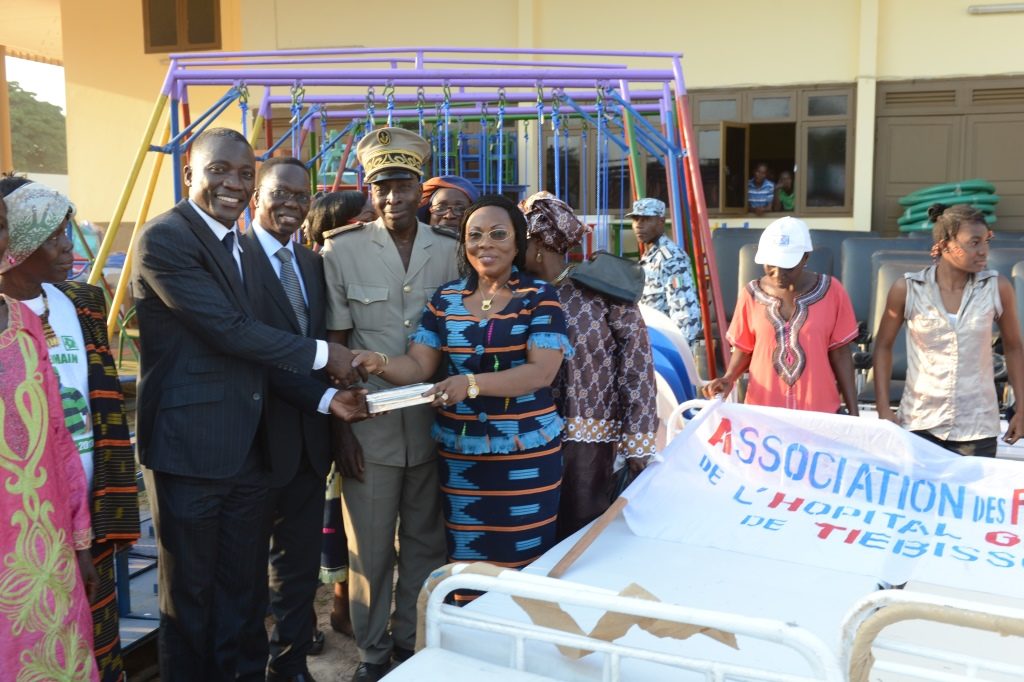 La Première Dame, Mme Dominique Ouattara comble les populations