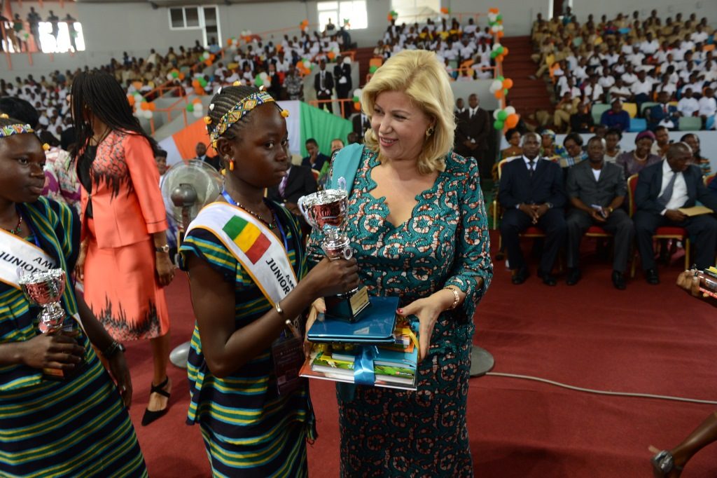 La Première Dame, Mme Dominique Ouattara a offert des cadeaux à ses filleules