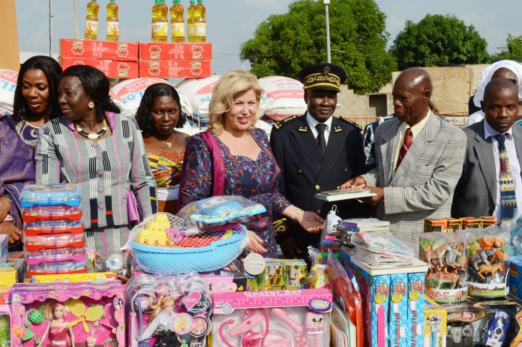 Mme Dominique Ouattara a entiièrement équipé l'école maternelle et la nouvelle cantine du groupe scolaire municipal de Toumodi