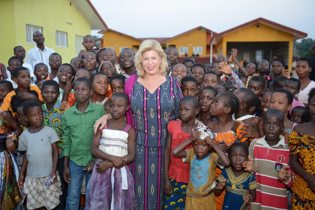 Mme Dominique Ouattara a offert la somme de 2 millions de F CFA aux enfants du village SOS