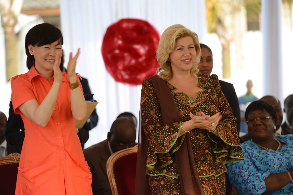 Dominique Ouattara and Akie Abe showed their love to the residents of the orphanages of Bingerville and Grand -Bassam