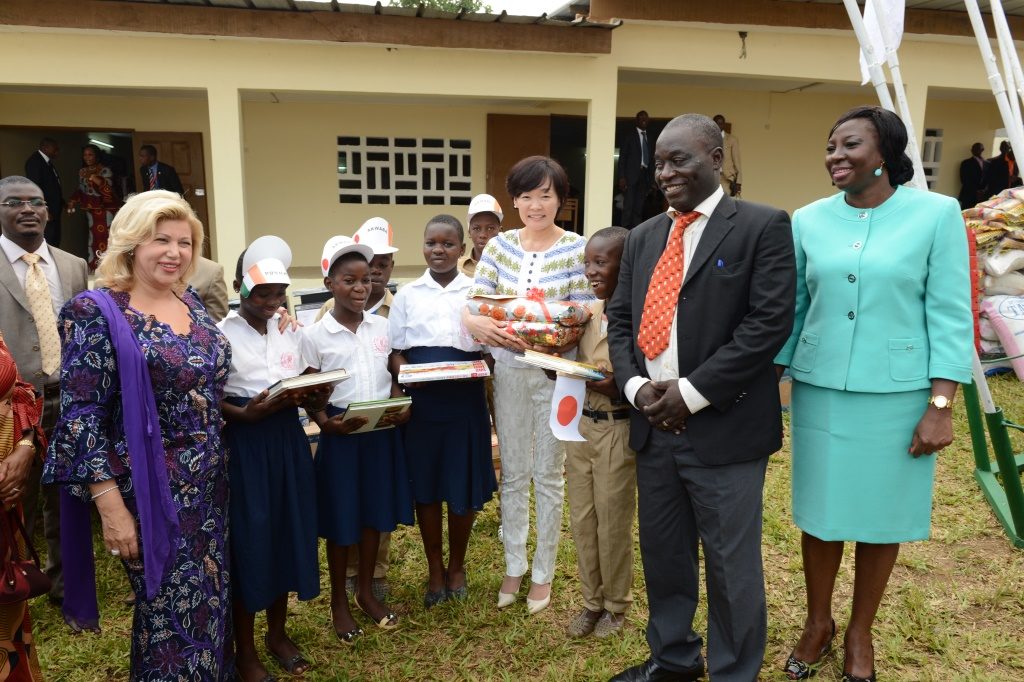 Dominique Ouattara and Abe Akie Visit a School Teaching in Japanese