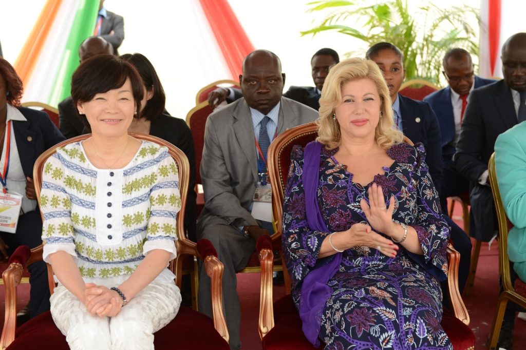 Mrs. Dominique Ouattara and Akie Abe welcomed the intiative of the school group