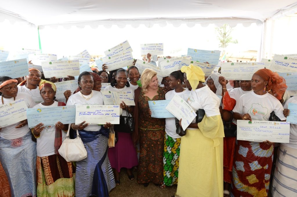 First Lady Mrs. Dominique Ouattara gave the FAFCI checks worth 300,000 CFA F 2,500 women of the District of Abidjan