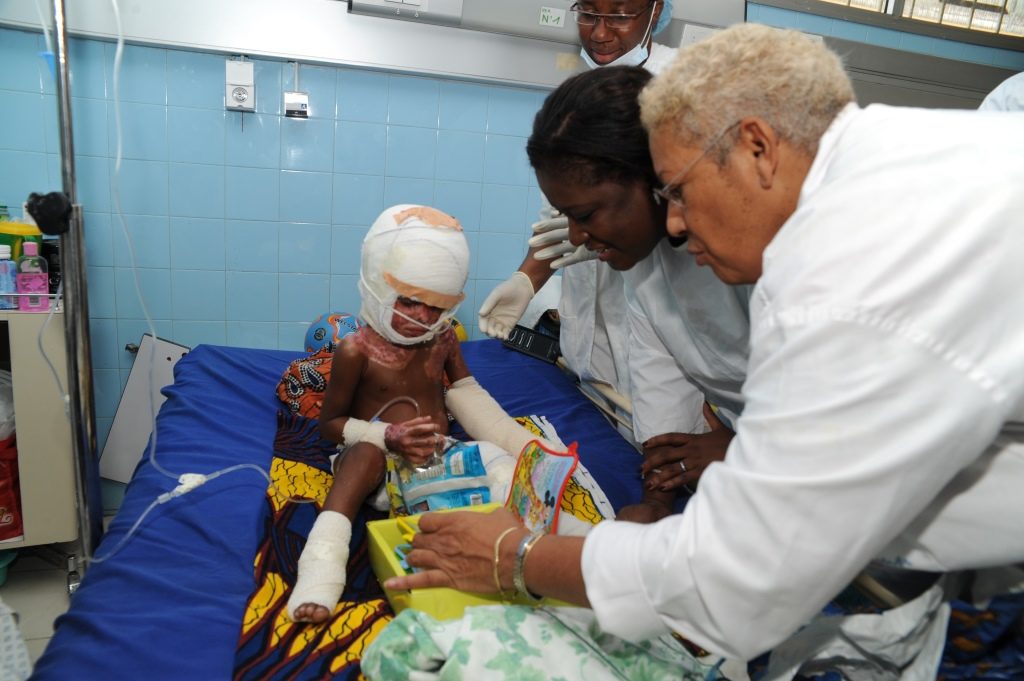 Dominique Ouattara vole au secours du petit Dorgelès et offre des médicaments aux pensionnaires