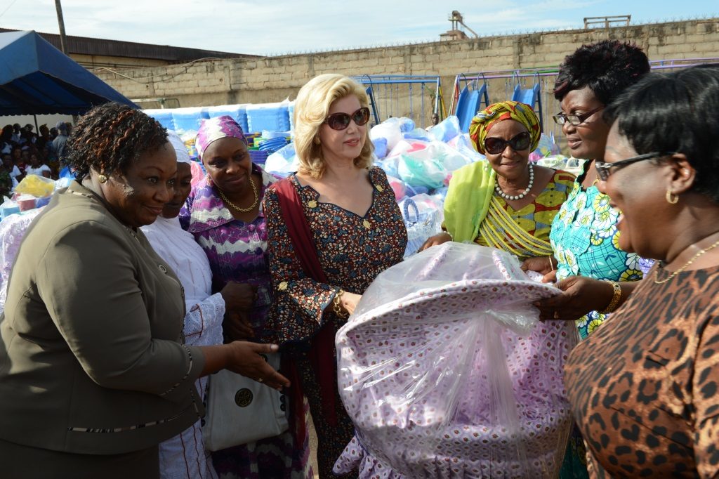 dominique-ouattara-avec-les-femmes-san-pedro.jpg