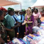 Dominique Ouattara Premiere Dame fait des dons aux femmes de l'Agneby Tiassa