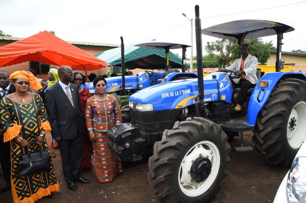 La Première Dame Dominique Ouattara a offert d'importants dons aux populations de M'Bahiakro