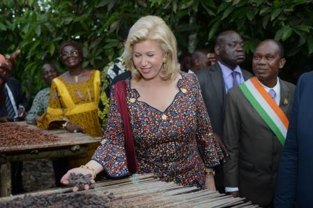 Madame Dominique Ouattara , lors de la visite aux planteurs de café cacao à SAN-PEDRO
