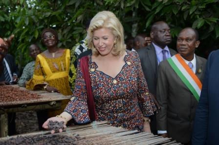 Salon du chocolat de Paris : La Première Dame, Dominique Ouattara, marraine de la 20ème éditionMrs. Dominique Ouattara, visiting cocoa-coffee farmers in San -Pedro