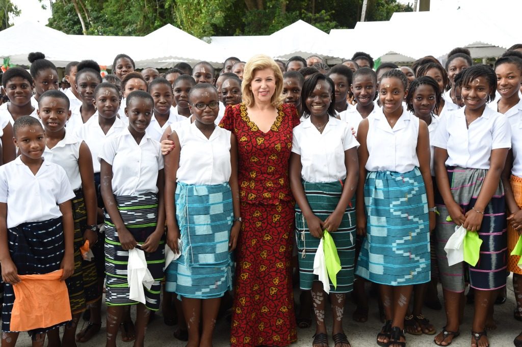 La Première Dame  Madame Dominique Ouattara en compagnie de la chorale du lycee Sainte Marie de Cocody