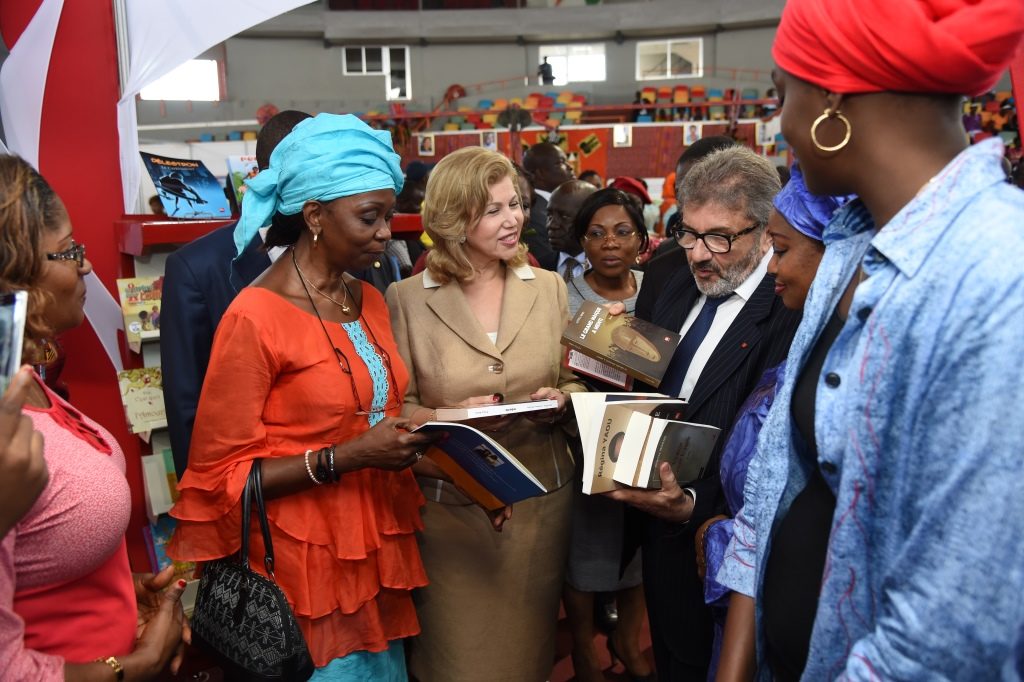 SILA 2014 : Dominique Ouattara visit the stands and the Children Of Africa’s Bookmobile