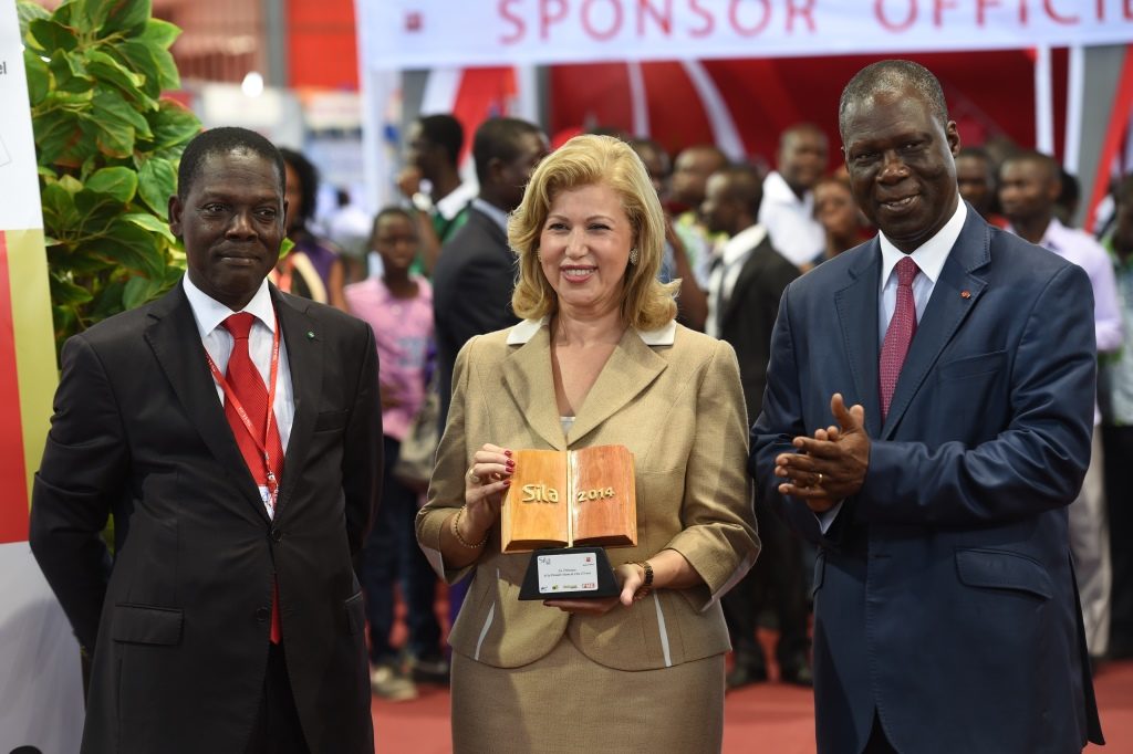 Madame Dominique Ouattara reçoit le prix du SILA 2014