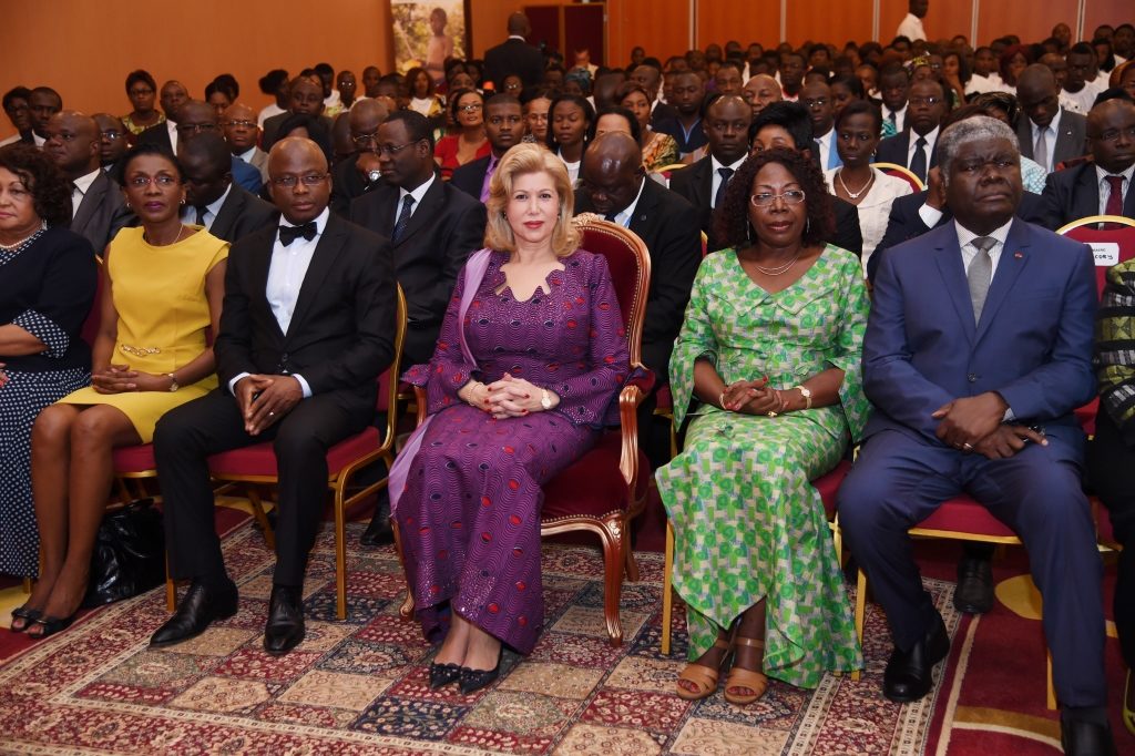 Dominique Ouattara , accompagnée de certaines personnalités lors de l'atelier pour faire le bilan