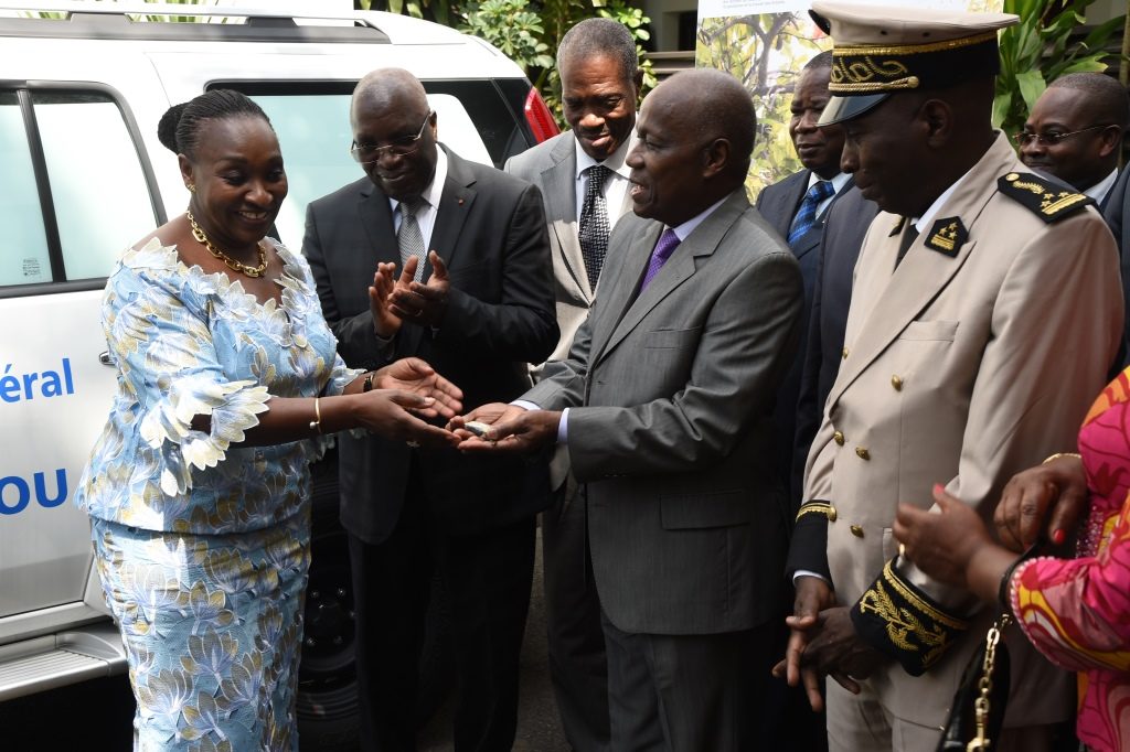 La Ministre Raymonde Goudou Coffie remettant les clés de l'ambulance à Lambert Kouassi Konan, PCA du Conseil Café Cacao